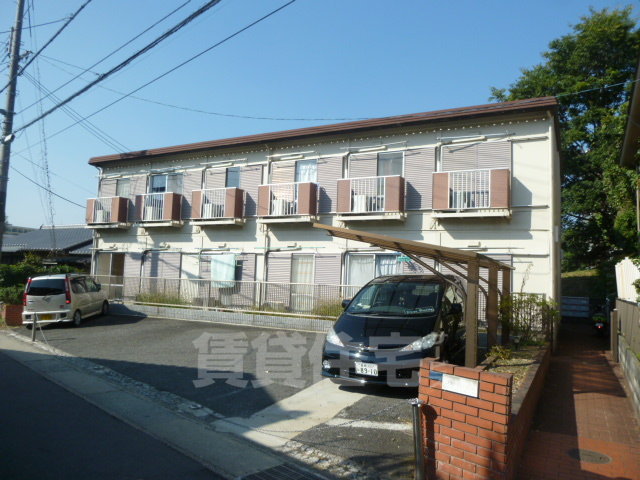 京都市山科区東野北井ノ上町のアパートの建物外観