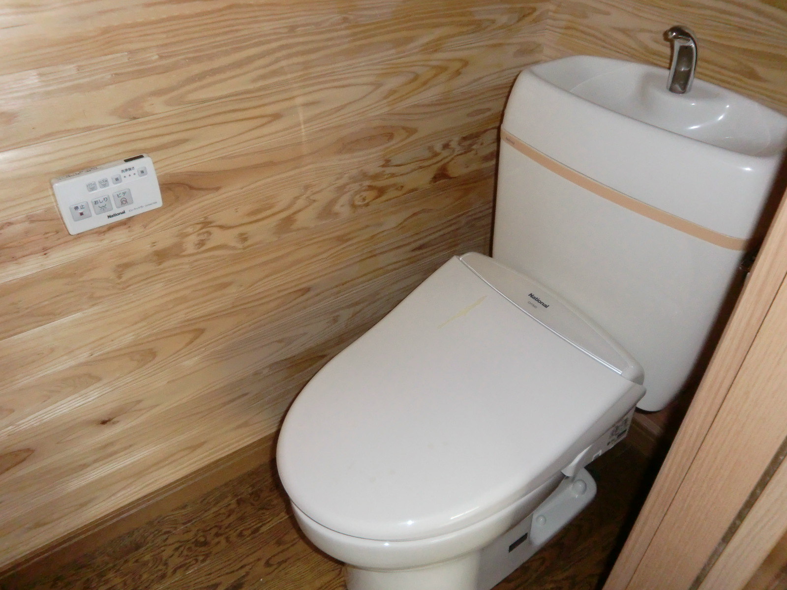 トイレ　温水洗浄便座付きです