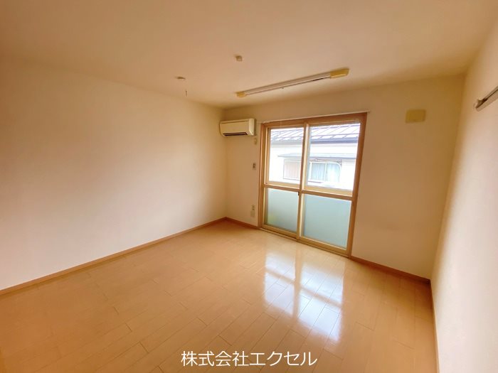 居室・リビング　エアコン完備の明るい室内です。