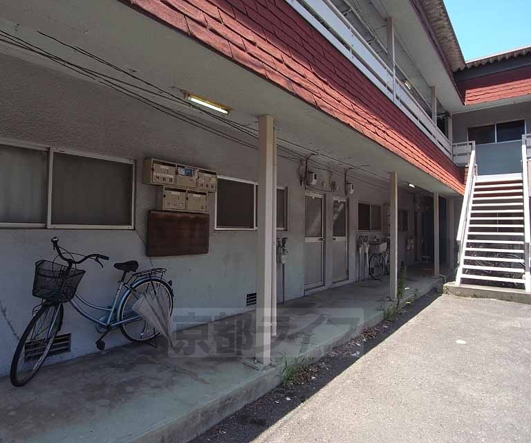 【京都市伏見区深草大亀谷万帖敷町のアパートのエントランス】