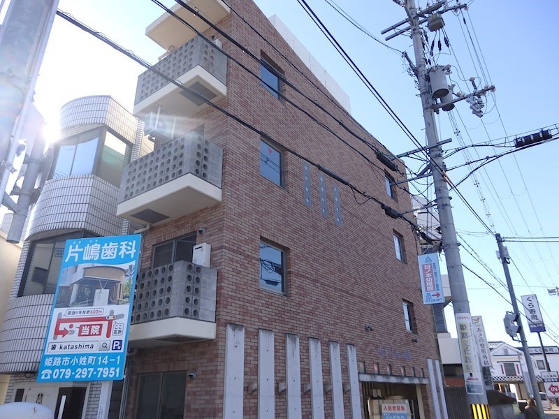 ベルフラワー岡町の建物外観