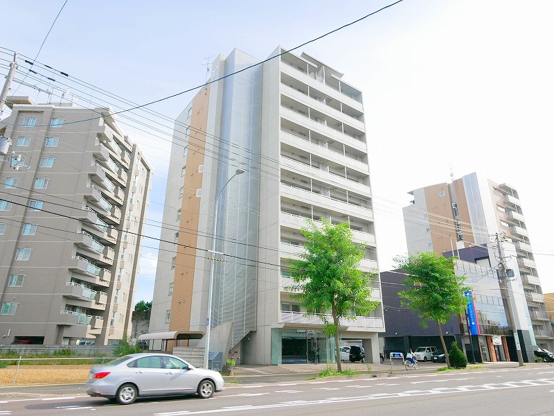 建物外観　商業施設が目の前にあり便利な立地にあるマンションです♪