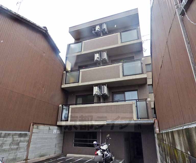 京都市上京区中社町のマンションの建物外観