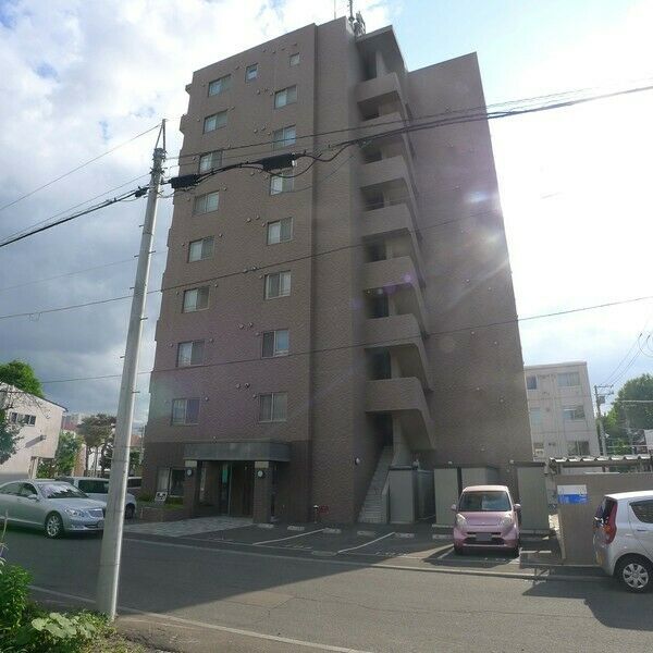 札幌市中央区北七条西のマンションの建物外観