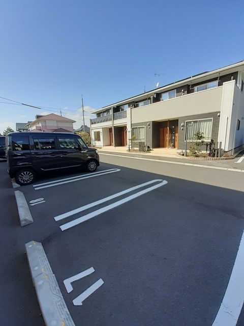 【出雲市斐川町上直江のアパートの駐車場】