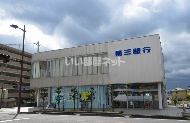 【松阪市嬉野中川新町のアパートの銀行】