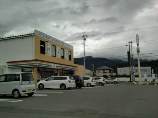 コンビニ　セブンイレブン（コンビニ）まで930m