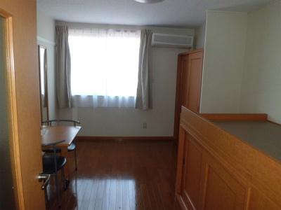 居室・リビング　ベッド・机・エアコンなど色々な設備がついてます。