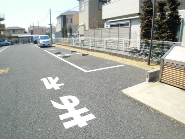 【ルミエール・シーズ参番館の駐車場】