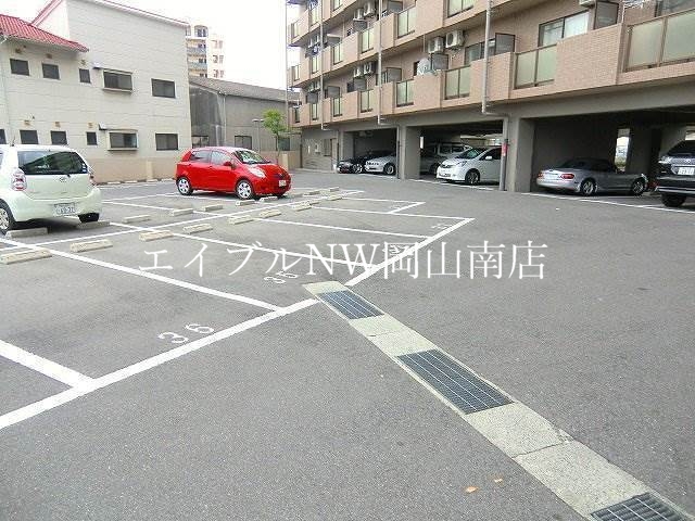 【岡山市南区下中野のマンションの駐車場】