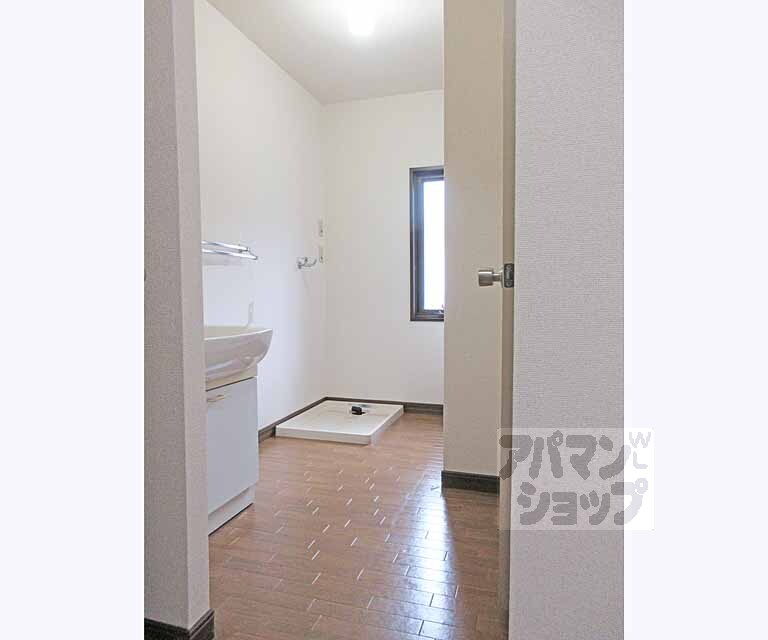 洗面設備　洗濯機を置いても広々です～！