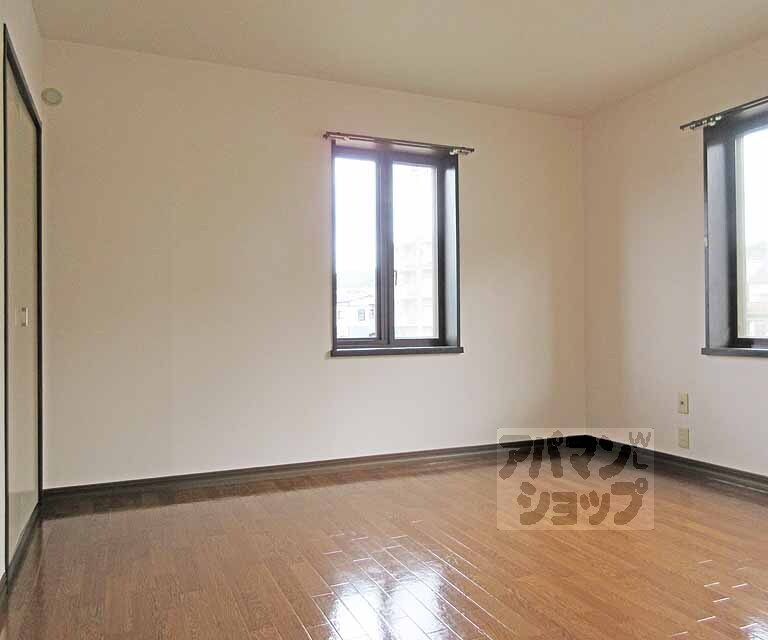 居室・リビング　窓が多く明るい室内です！