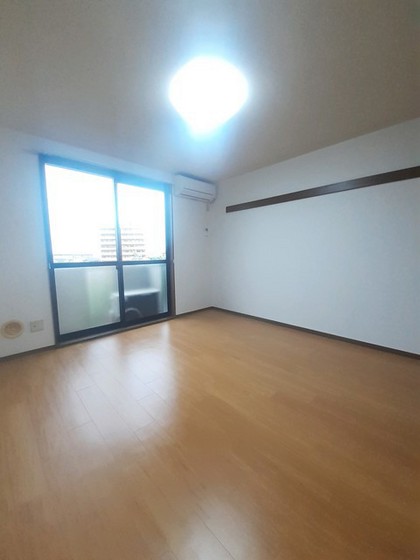 居室・リビング　別号室写真です