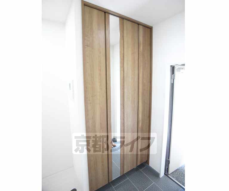 玄関　玄関にはシューズクローゼット。ブーツも余裕ではいる収納力