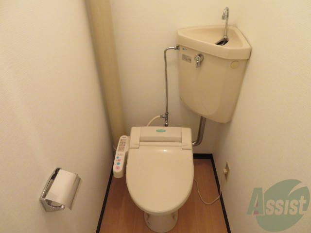 トイレ　ウォシュレット機能がついているので安心ですね。