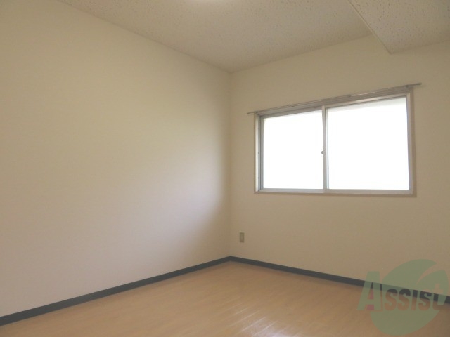 その他部屋・スペース　寝室には窓があるので、朝の目覚めが良さそうです。