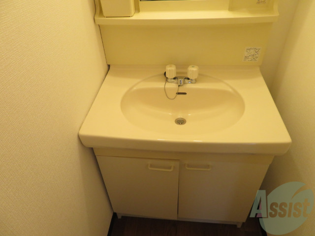 洗面設備　独立洗面台。朝の身支度はここでばっちり決めましょう。