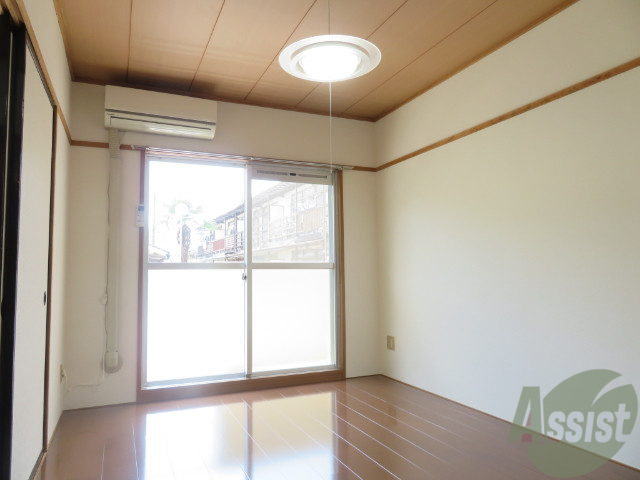 居室・リビング　リビングはこんな感じです。窓が大きくて良く陽が入ってきますね