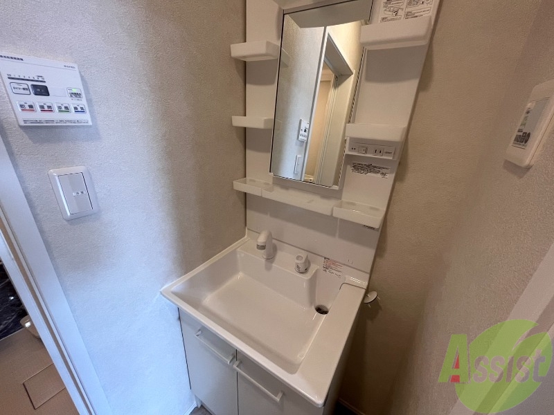 洗面設備　独立洗面台になっているので忙しい朝もばっちりですね。
