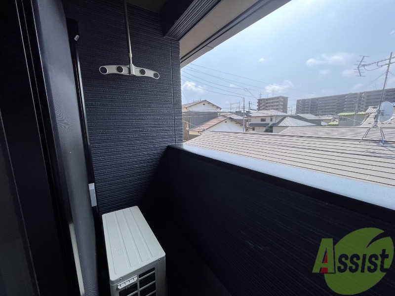 バルコニー　バルコニーが付いているので晴れた日は洗濯物が沢山干せますね。