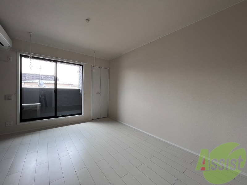 居室・リビング　南向きの大きめの窓から日差しがたっぷり入る明るいお部屋です。