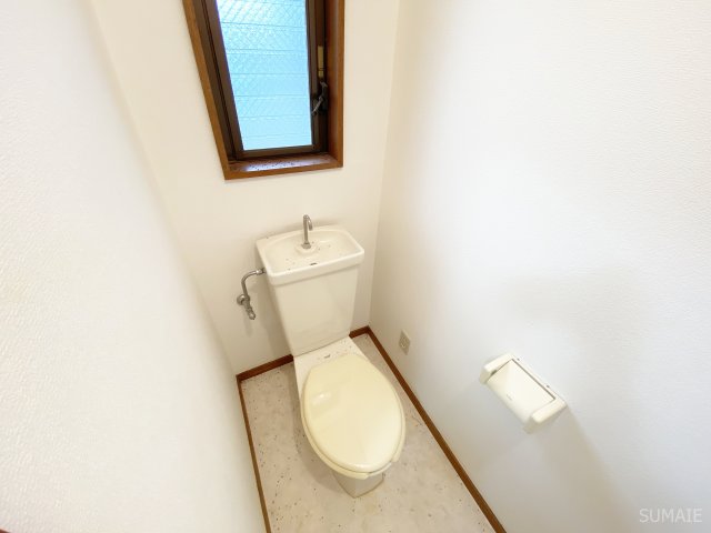 トイレ　窓付きで明るいトイレ！