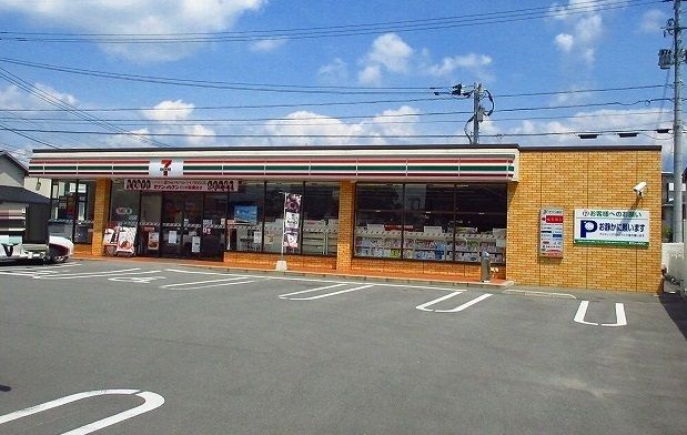 コンビニ　セブンイレブン（コンビニ）まで910m