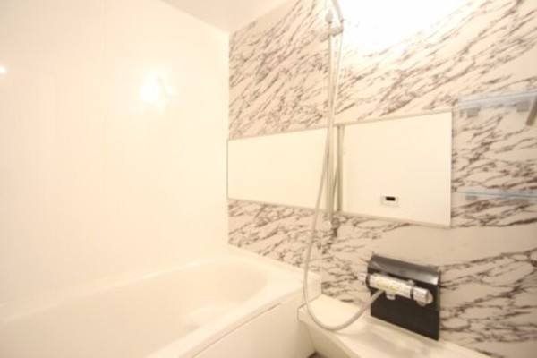 バス・シャワールーム　清潔感のあるお風呂