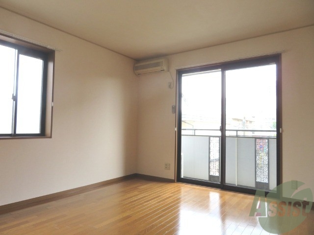 居室・リビング　陽の光が差し込む明るいお部屋は気持がいいですね～