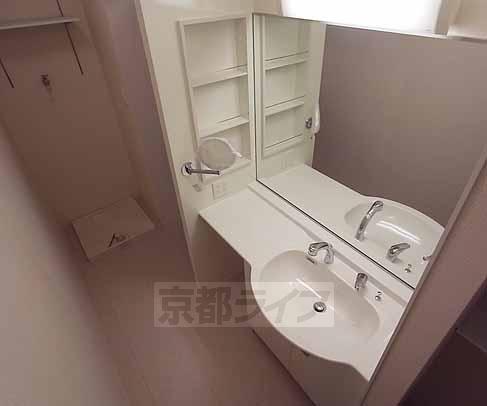 洗面設備　大きな鏡で化粧台としても使用できます。