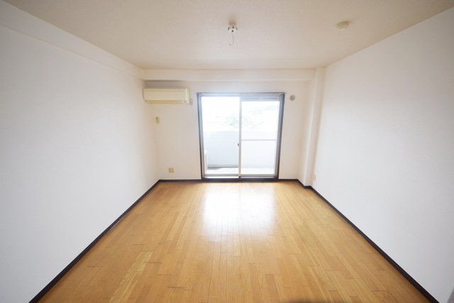 居室・リビング　～明るい洋室～