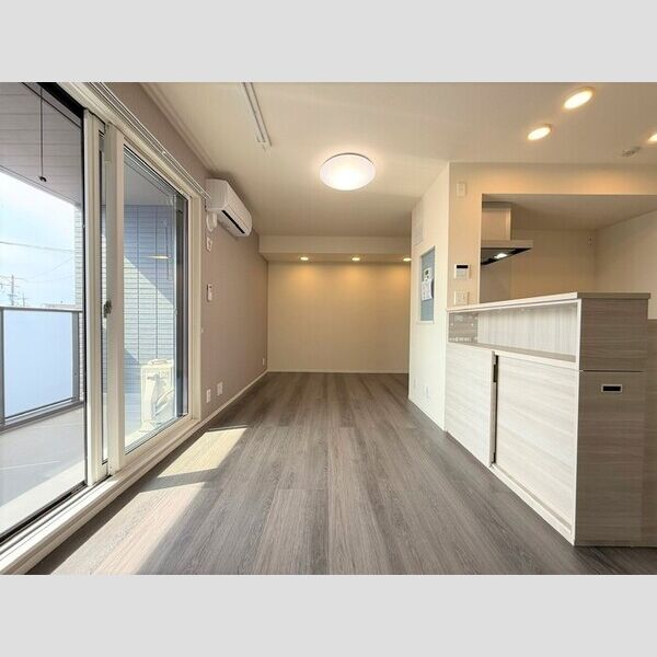 居室・リビング　同物件、別の部屋の写真です。