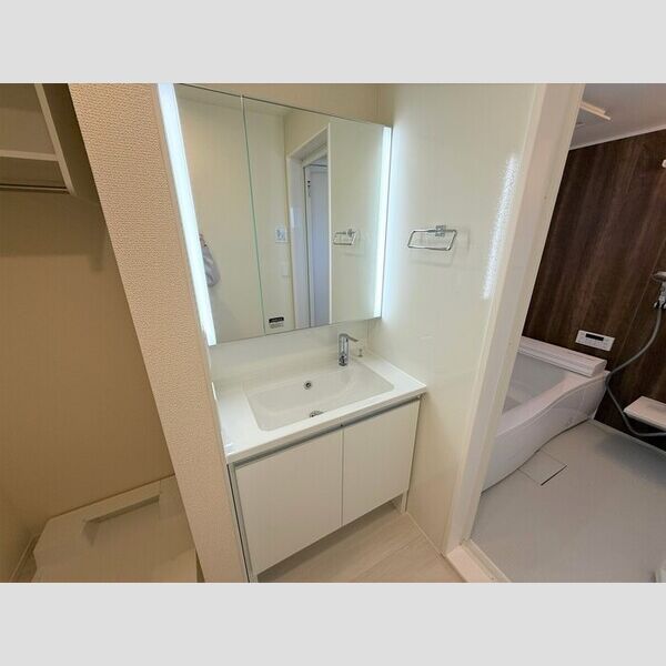 洗面設備　同物件、別の部屋の写真です。