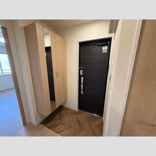 玄関　同物件、別の部屋の写真です。