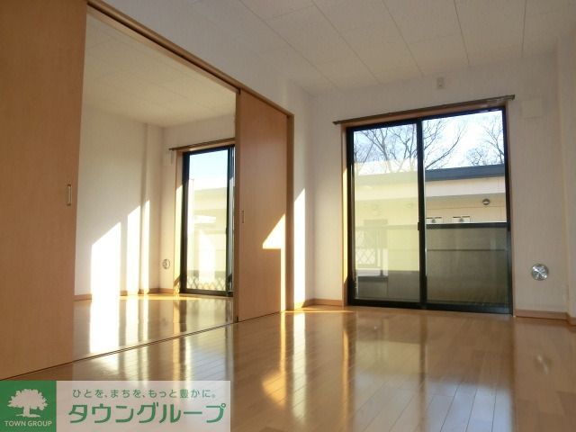 居室・リビング　南向きの明るいリビングですよ