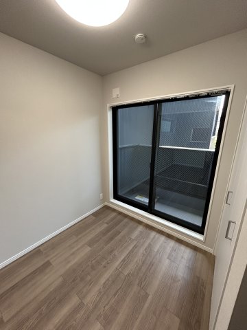 その他部屋・スペース　落ち着いた色調の寝室です