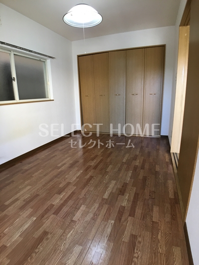 その他部屋・スペース　落ち着いた色調の寝室です