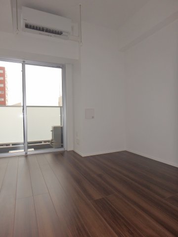 居室・リビング　優しい色合いの床材を使用した居住空間です。