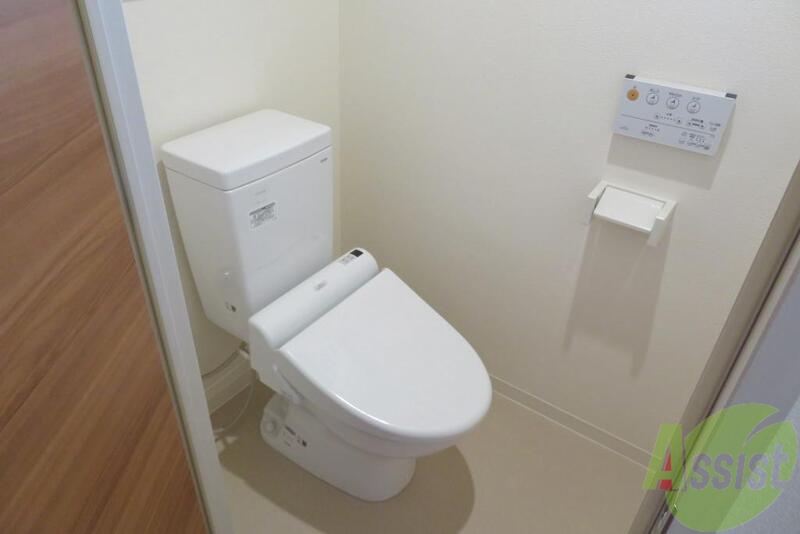トイレ　トイレは温水洗浄付き。これがいいですよーやっぱ