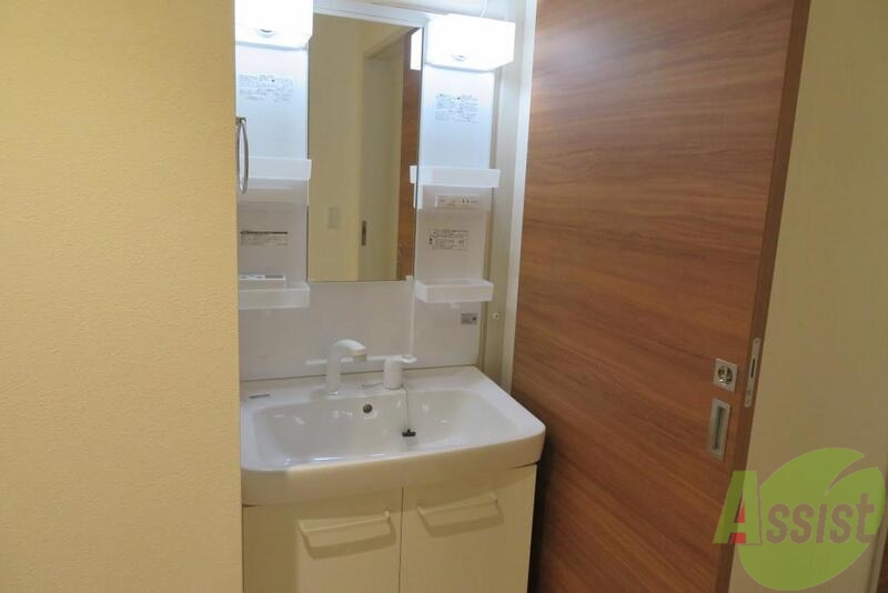 洗面設備　洗面は独立タイプなので朝の準備はコチラえすねー．