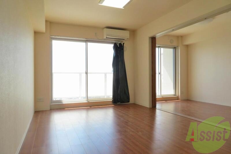 居室・リビング　広々としたフローリングのお部屋です。