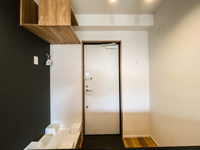 玄関　玄関にも収納があって便利