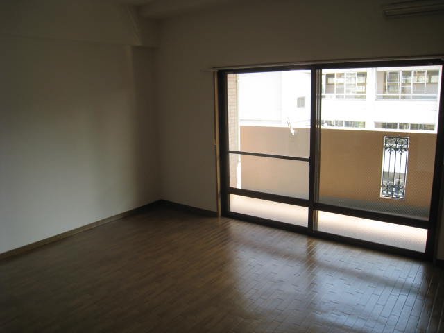 居室・リビング　同物件、別号室の写真です