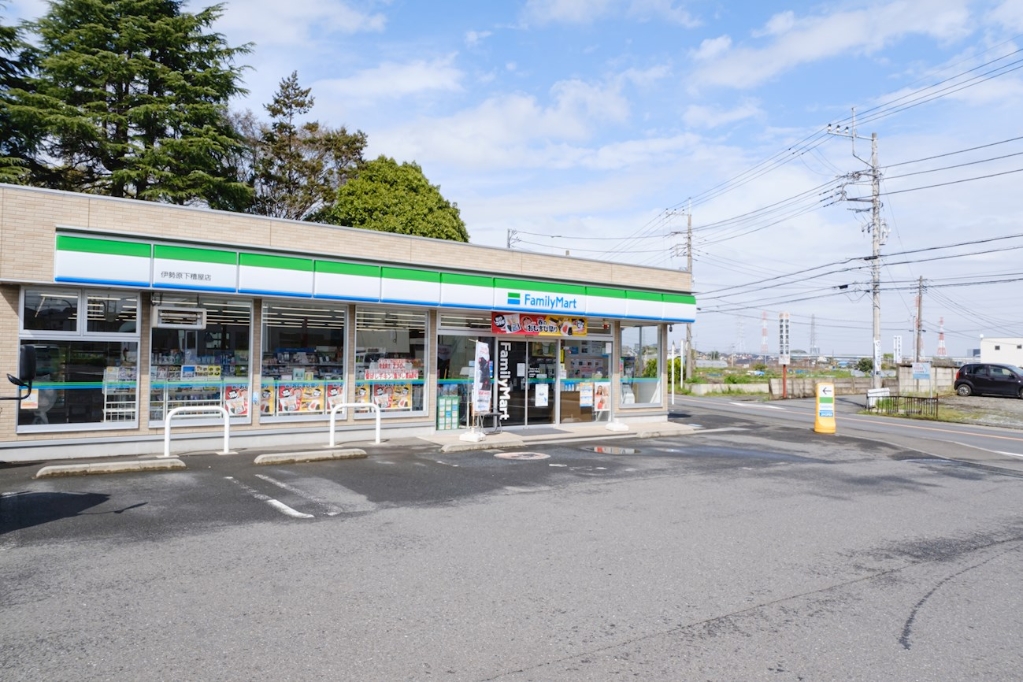 コンビニ　ファミリーマート 伊勢原下糟屋店（コンビニ）まで482m