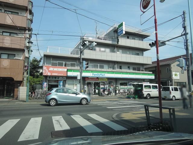 コンビニ　ファミリーマート（コンビニ）まで200m