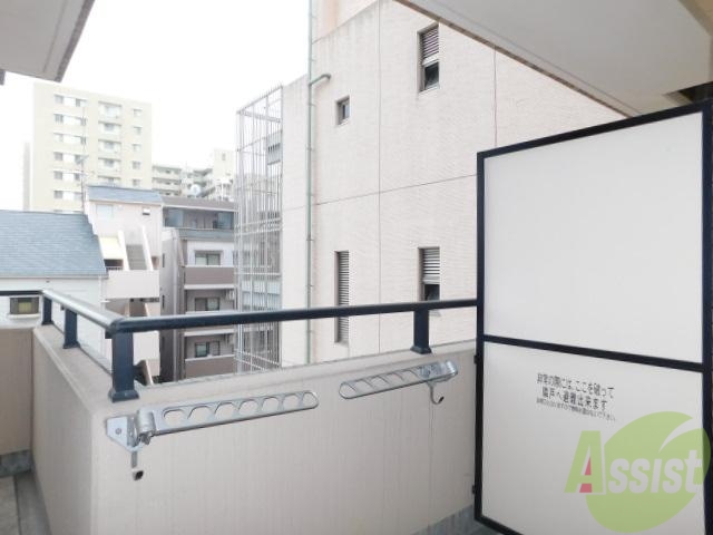 バルコニー　バルコニーには物干し竿もあります。