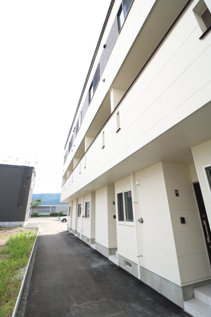 建物外観　３階建てのメゾネットタイプ♪