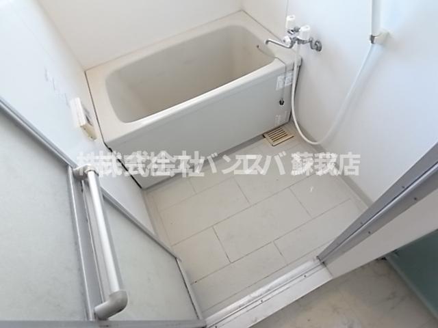 バス・シャワールーム　コンパクトで使いやすいお風呂です