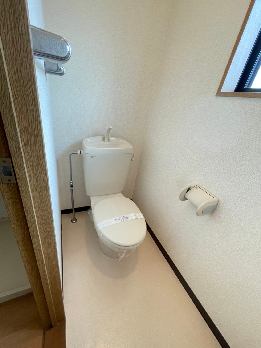 トイレ　写真とは異なります。温水洗浄便座です。
