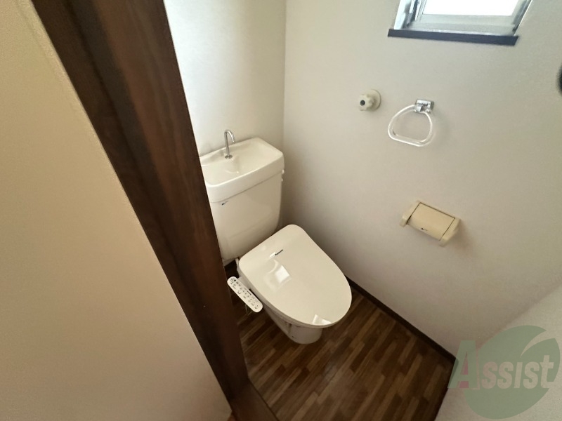 トイレ　トイレはウォシュレット機能付きです。安心して使用できますね。